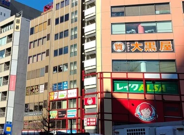 窓に施工されたサイン