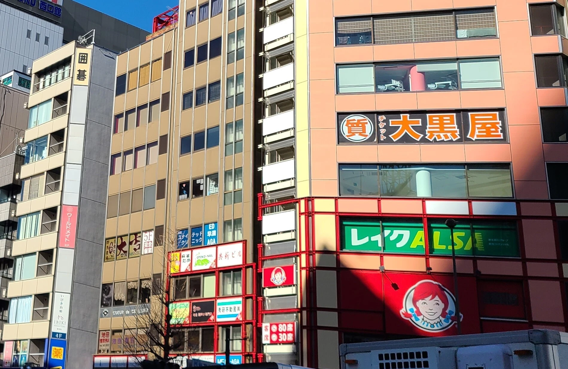 窓に施工されたサイン
